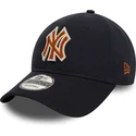 justerbar-morkbla-kurvkeps-med-brunt-new-york-yankees-mlb-logotyp-9twenty-boucle-fran-new-era