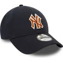 justerbar-morkbla-kurvkeps-med-brunt-new-york-yankees-mlb-logotyp-9twenty-boucle-fran-new-era