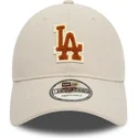 beige-justerbar-bojd-keps-med-brunt-los-angeles-dodgers-logotyp-9twenty-boucle-mlb-fran-new-era