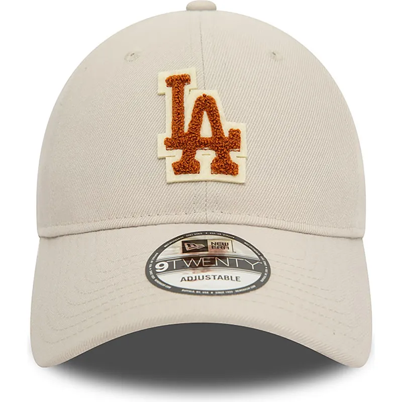 beige-justerbar-bojd-keps-med-brunt-los-angeles-dodgers-logotyp-9twenty-boucle-mlb-fran-new-era