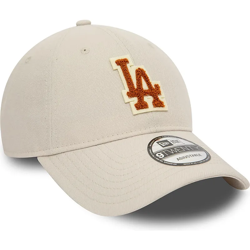 beige-justerbar-bojd-keps-med-brunt-los-angeles-dodgers-logotyp-9twenty-boucle-mlb-fran-new-era