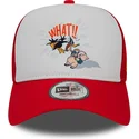vit-och-rod-a-frame-truckerkeps-med-daffy-anka-och-pelle-gris-looney-tunes-fran-new-era