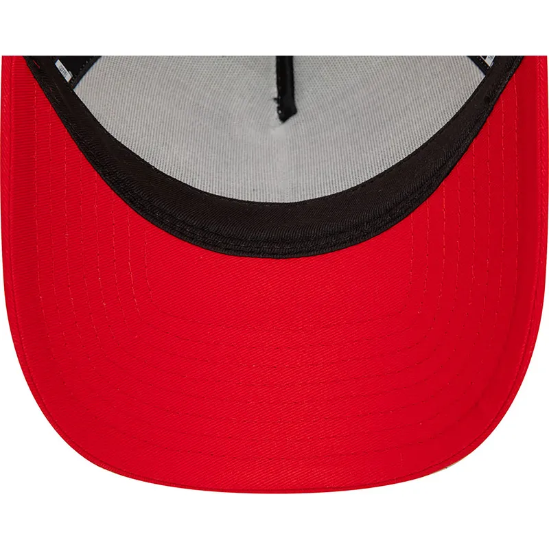 vit-och-rod-a-frame-truckerkeps-med-daffy-anka-och-pelle-gris-looney-tunes-fran-new-era