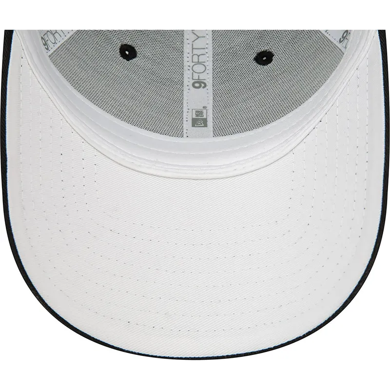 svart-justerbar-bojd-keps-9forty-character-med-snurre-spratt-looney-tunes-fran-new-era