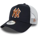marinbla-och-vit-truckerkeps-med-brunt-new-york-yankees-mlb-a-frame-boucle-logotyp-fran-new-era