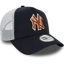 marinbla-och-vit-truckerkeps-med-brunt-new-york-yankees-mlb-a-frame-boucle-logotyp-fran-new-era