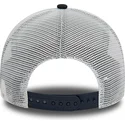 marinbla-och-vit-truckerkeps-med-brunt-new-york-yankees-mlb-a-frame-boucle-logotyp-fran-new-era