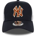 marinbla-och-vit-truckerkeps-med-brunt-new-york-yankees-mlb-a-frame-boucle-logotyp-fran-new-era