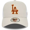 beige-och-vit-truckerkeps-med-brunt-los-angeles-dodgers-mlb-a-frame-boucle-logotyp-fran-new-era