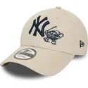 kepsar-curva-beige-justerbart-band-9forty-food-character-fran-new-york-yankees-mlb-av-new-era