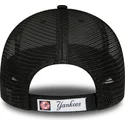 svart-justerbar-bojd-keps-med-rod-logotyp-9forty-home-field-av-new-york-yankees-mlb-fran-new-era