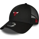 svart-justerbar-9forty-chicago-bulls-nba-home-field-truckerkeps-fran-new-era