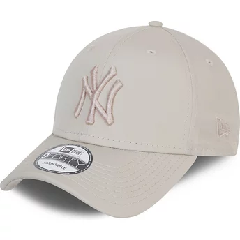 New Era Krökt Brätte 9FORTY League Essential Poly New York Yankees MLB Beige Justerbar Keps med Beige Logotyp