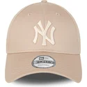 beige-justerbar-bojd-keps-med-beige-logotyp-9forty-league-essential-new-york-yankees-mlb-fran-new-era