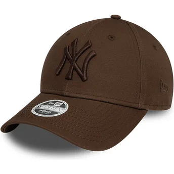 Mörkbrun justerbar böjd keps med mörkbrun logotyp för kvinnor 9FORTY League Essential New York Yankees MLB från New Era