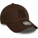 morkbrun-justerbar-bojd-keps-med-morkbrun-logotyp-for-kvinnor-9forty-league-essential-new-york-yankees-mlb-fran-new-era