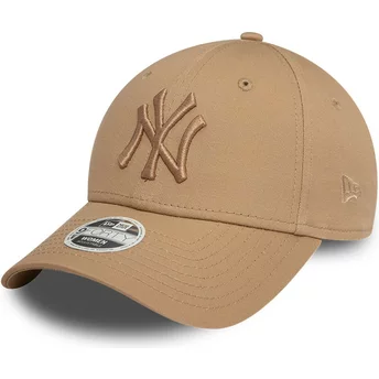 New Era böjd brätte för kvinnor, ljusbrun logotyp 9FORTY League Essential New York Yankees MLB ljusbrun justerbar keps