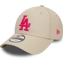 beige-justerbar-bojd-keps-med-rosa-logotyp-9forty-league-essential-los-angeles-dodgers-mlb-fran-new-era