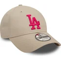 beige-justerbar-bojd-keps-med-rosa-logotyp-9forty-league-essential-los-angeles-dodgers-mlb-fran-new-era