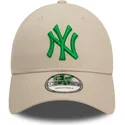 beige-justerbar-bojd-keps-med-gront-new-york-yankees-logotyp-9forty-league-essential-fran-new-era-mlb