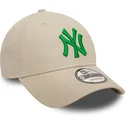 beige-justerbar-bojd-keps-med-gront-new-york-yankees-logotyp-9forty-league-essential-fran-new-era-mlb