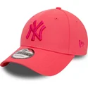 rosa-justerbar-keps-med-bojd-skarm-och-rosa-logotyp-9forty-league-essential-new-york-yankees-mlb-fran-new-era