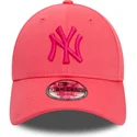 rosa-justerbar-keps-med-bojd-skarm-och-rosa-logotyp-9forty-league-essential-new-york-yankees-mlb-fran-new-era