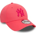 rosa-justerbar-keps-med-bojd-skarm-och-rosa-logotyp-9forty-league-essential-new-york-yankees-mlb-fran-new-era