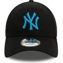 svart-justerbar-bojd-keps-med-bla-logotyp-9forty-league-essential-new-york-yankees-mlb-fran-new-era