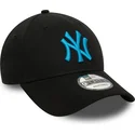 svart-justerbar-bojd-keps-med-bla-logotyp-9forty-league-essential-av-new-york-yankees-mlb-fran-new-era