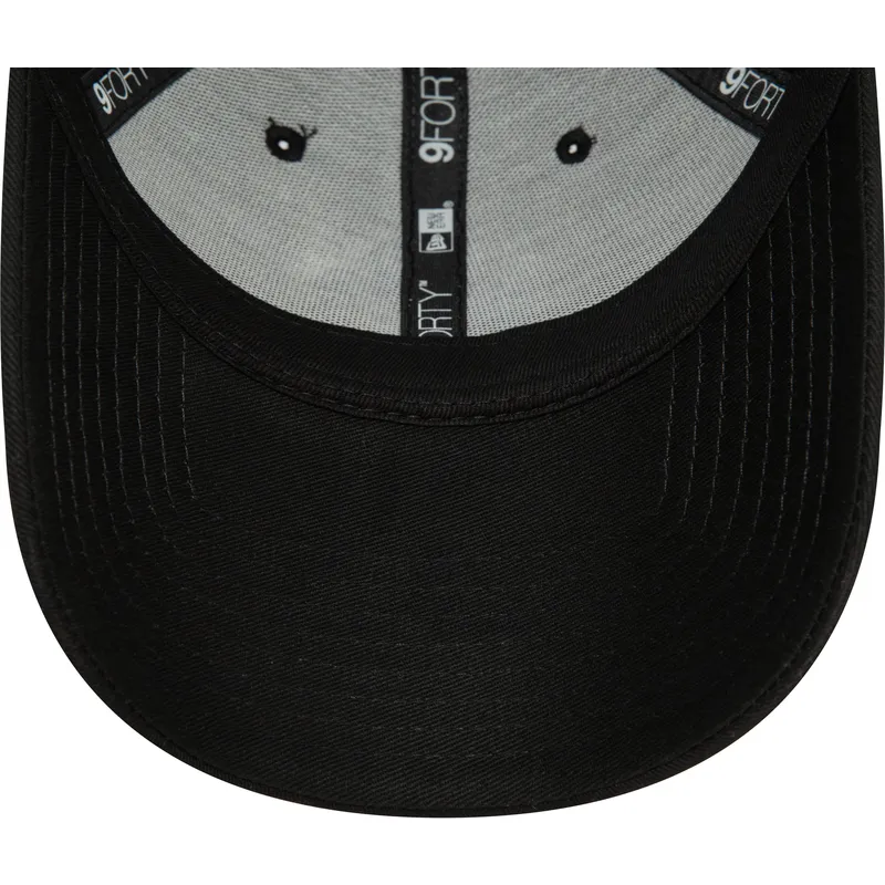 svart-justerbar-bojd-keps-med-bla-logotyp-9forty-league-essential-av-new-york-yankees-mlb-fran-new-era