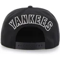 svart-platt-snapback-keps-med-stort-new-york-yankees-mlb-logotyp-fran-47-brand