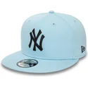 ljusbla-platt-snapback-keps-med-svart-new-york-yankees-mlb-9fifty-league-essential-logga-fran-new-era