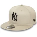 beige-flat-snapback-keps-med-svart-logotyp-9fifty-league-essential-av-new-york-yankees-mlb-fran-new-era