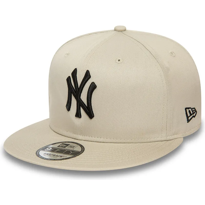 beige-flat-snapback-keps-med-svart-logotyp-9fifty-league-essential-av-new-york-yankees-mlb-fran-new-era
