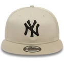 beige-flat-snapback-keps-med-svart-logotyp-9fifty-league-essential-av-new-york-yankees-mlb-fran-new-era