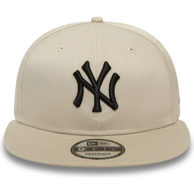 beige-flat-snapback-keps-med-svart-logotyp-9fifty-league-essential-av-new-york-yankees-mlb-fran-new-era