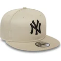beige-flat-snapback-keps-med-svart-logotyp-9fifty-league-essential-av-new-york-yankees-mlb-fran-new-era