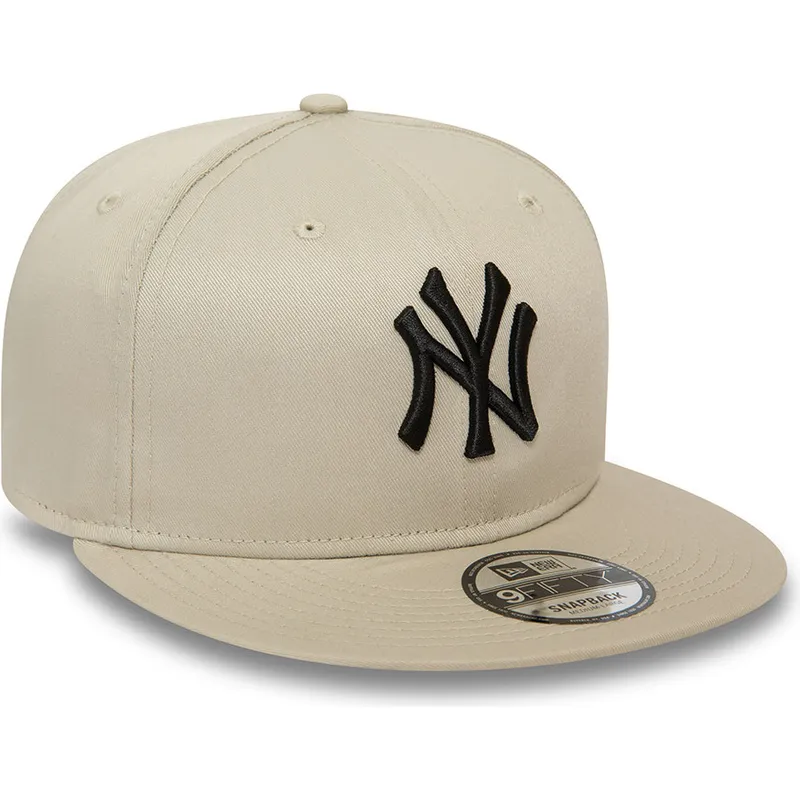 beige-flat-snapback-keps-med-svart-logotyp-9fifty-league-essential-av-new-york-yankees-mlb-fran-new-era