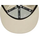 beige-flatbrattad-snapback-keps-med-svart-logotyp-9fifty-league-essential-new-york-yankees-mlb-fran-new-era