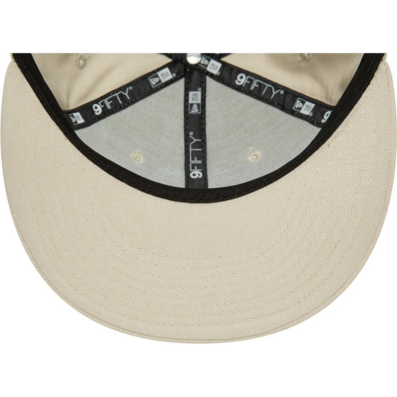 beige-flat-snapback-keps-med-svart-logotyp-9fifty-league-essential-av-new-york-yankees-mlb-fran-new-era