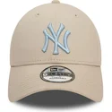 beige-justerbar-bojd-keps-med-ljusbla-logotyp-9forty-league-essential-fran-new-york-yankees-mlb-av-new-era