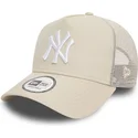 beige-new-york-yankees-mlb-a-frame-league-essential-truckerkeps-med-vitt-logo-fran-new-era