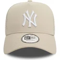 beige-new-york-yankees-mlb-a-frame-league-essential-truckerkeps-med-vitt-logo-fran-new-era