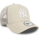 beige-new-york-yankees-mlb-a-frame-league-essential-truckerkeps-med-vitt-logo-fran-new-era