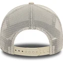 beige-new-york-yankees-mlb-a-frame-league-essential-truckerkeps-med-vitt-logo-fran-new-era