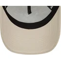 beige-new-york-yankees-mlb-a-frame-league-essential-truckerkeps-med-vitt-logo-fran-new-era