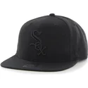 svart-platt-snapback-keps-med-svart-chicago-white-sox-mlb-logotyp-fran-47-brand-sure-shot