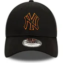 new-york-yankees-mlb-9forty-team-outline-svart-justerbar-bojd-keps-med-orange-logotyp-fran-new-era
