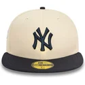 beige-och-marinbla-new-york-yankees-mlb-59fifty-team-colour-anpassad-flat-keps-fran-new-era